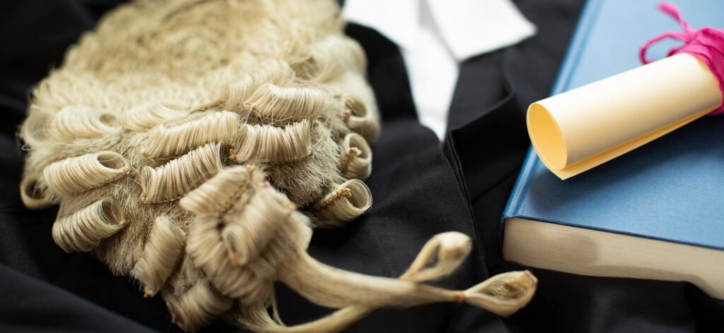 Kaum gerichtliche Kontrolle der britischen Regierungsarbeit während COVID-19