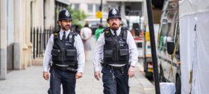 Pourquoi la police menotte-t-elle les prédicateurs de rue?