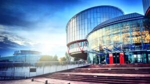 Lutte pour la liberté de conscience devant la Cour suprême européenne