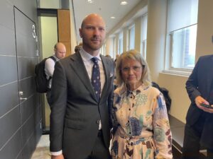 Au lieu de fêter le premier anniversaire de son acquittement, Päivi Räsänen est contrainte à défendre à nouveau sa liberté d’expression pendant un deuxième procès