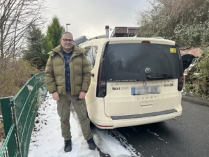 Jesus-Zitat als Ordnungswidrigkeit – Taxifahrer aus Essen muss für mini-Bibelvers auf Auto Bußgeld zahlen 