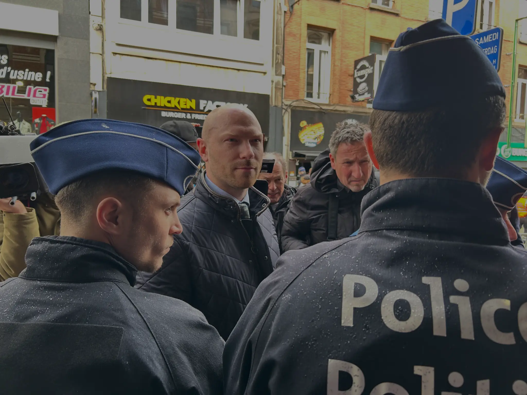 La liberté d’expression confirmée : un tribunal belge renverse l’interdiction de la conférence conservatrice NatCon par une décision d’urgence